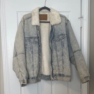 American Eagle Outfitters Light Wash Denim Jacket with Cream Sherpa Lining